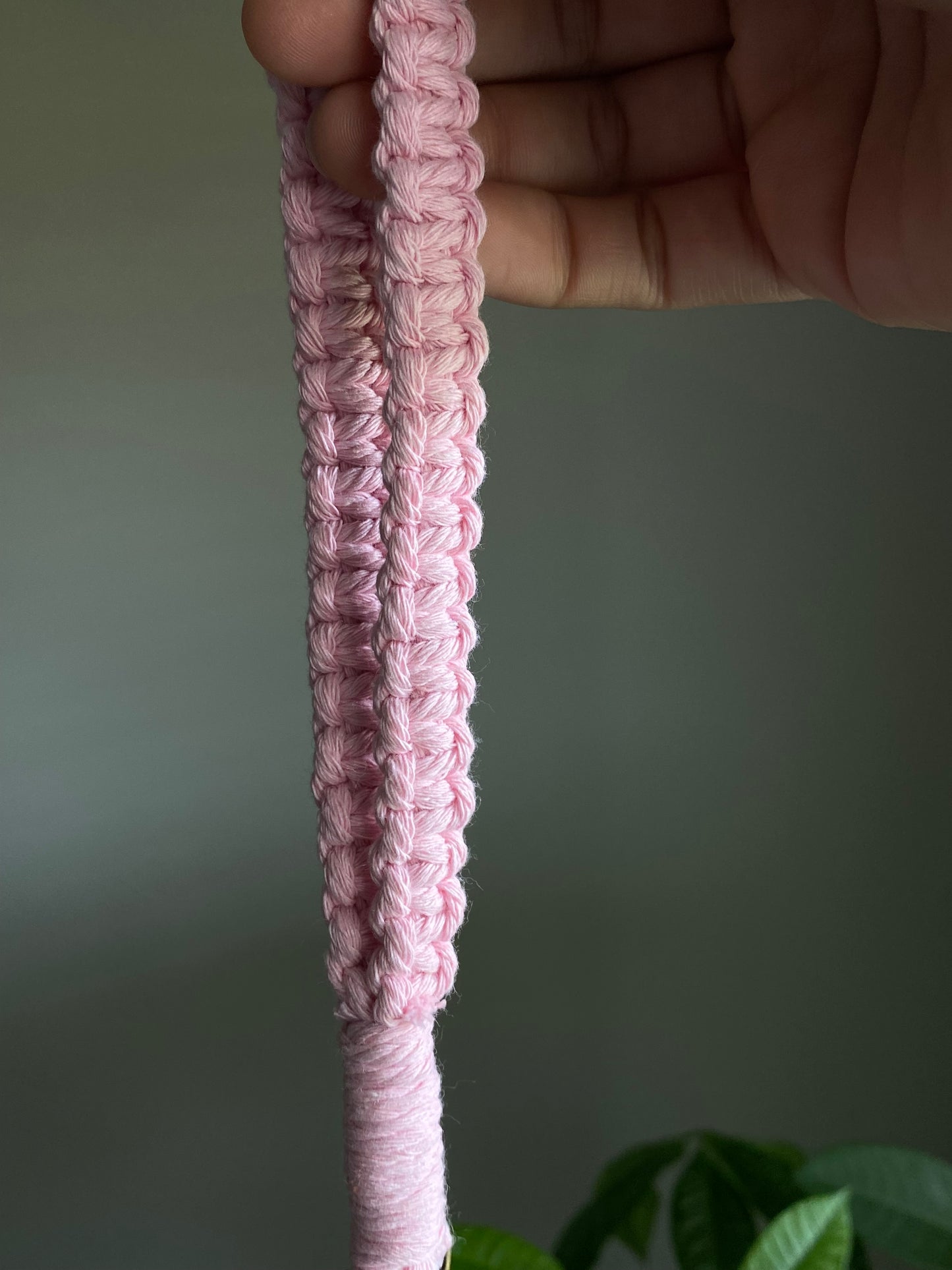 Llavero de muñeca de macramé rosa