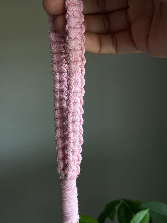 Llavero de muñeca de macramé rosa